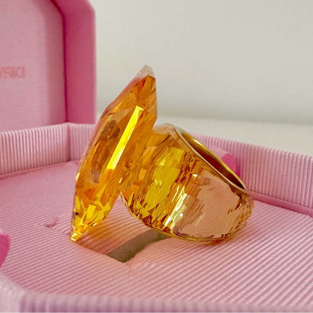 Atelier Swarovski Lucent cocktail ring
Octagon cut, Yellow - Picture 13 of 14
